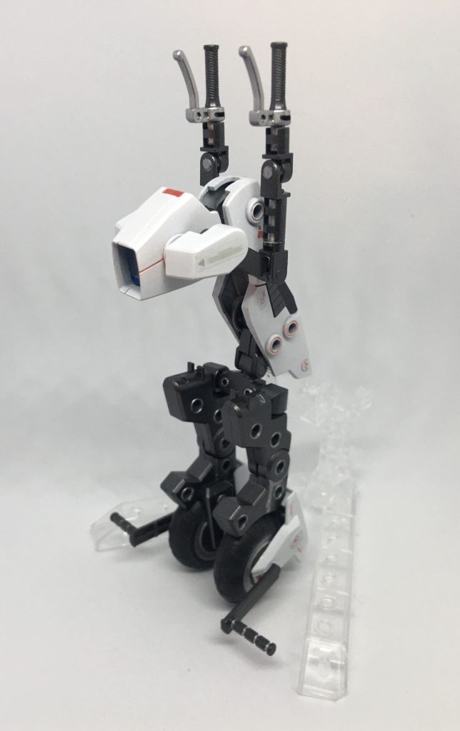 スタンディングモードに変形！セグウェイみたいな感じかな。ダイバーナミさんも作中で、コレにまたがり大活躍でしたよね。