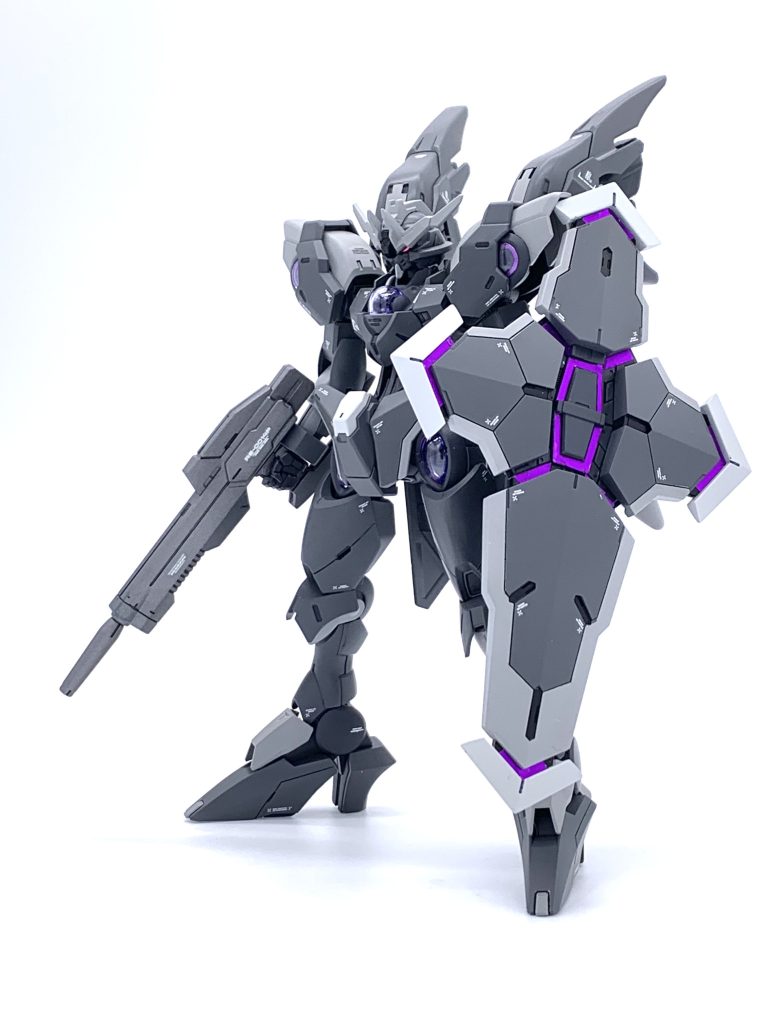 シールド展開時に見えるグリーン部分をラピーテープでパープルにしました。