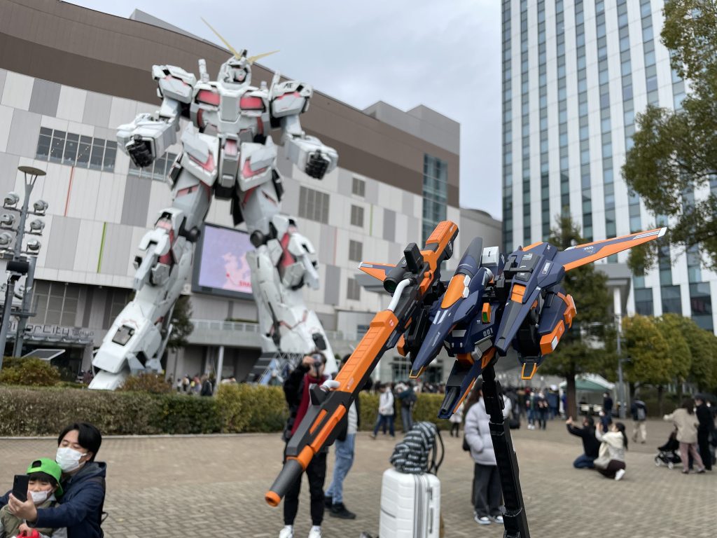 こちらは飛行形態です※オフ会で撮ったものなので背景ごちゃごちゃしててすいませんこだわりとしてはメガビームランチャーの塗り分けですね