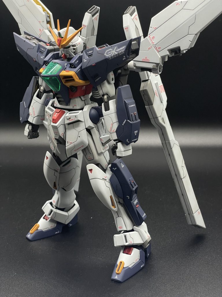 最後の仕上げにつや消しをしたので変更します。背景が黒の方がカッコよく撮れるので写真を変更しました