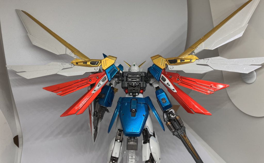 本キットの大きな特徴のアレンジきいた展開した翼を後ろから