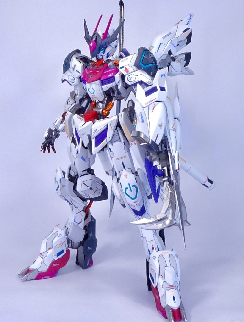 ウルトルはラテン語で復讐者の意。「ある目的」の為にギャラルホルンのラスタル・エリオンによって戦後再生したバエルのデータを利用して再構築されたバルバトス。