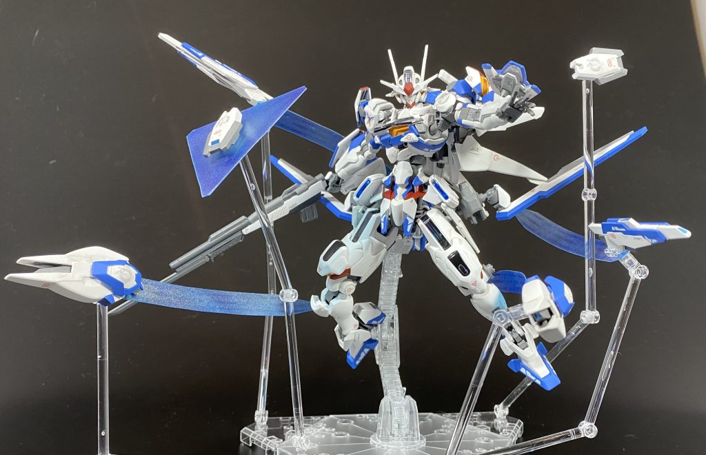 [ビット展開]腰と両脚に装備されるV.S.B.Rビットとバックパックに装備されるシールドビットを展開することで、オールレンジ攻撃を可能としている。