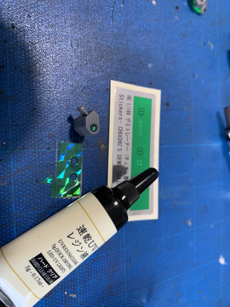 ライフルのスコープ部はダイソーのホログラム折り紙をポンチで丸く切り取って両面テープで貼り付けた後にUVレジン（これもダイソー）で仕上げました。