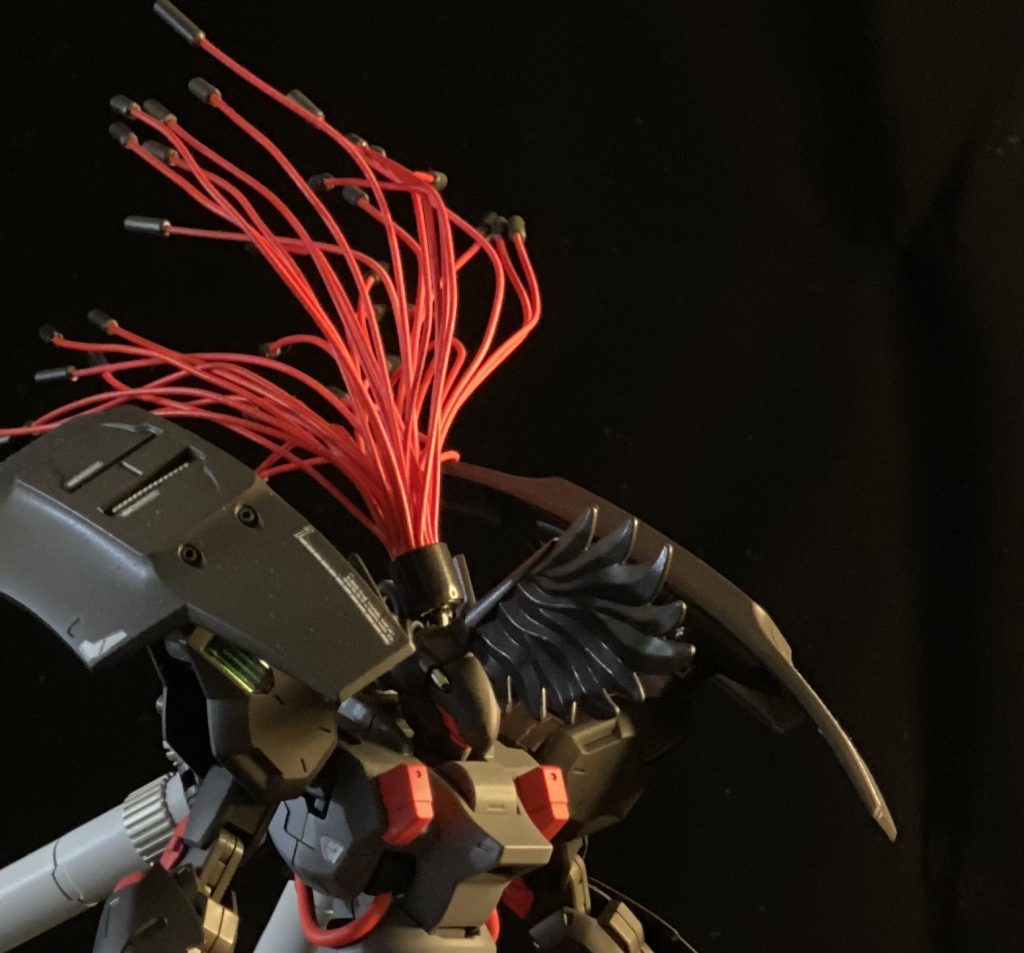 頭部:従来のダリルバルデのものより、アンテナを大型化。グエル機のディランザのように大きな羽飾りを意匠とする。(ギャンスロットのものを追加)また、後頭部の燃え盛る鬣を模したワイヤーはマルチセンサーをイメージして設置。