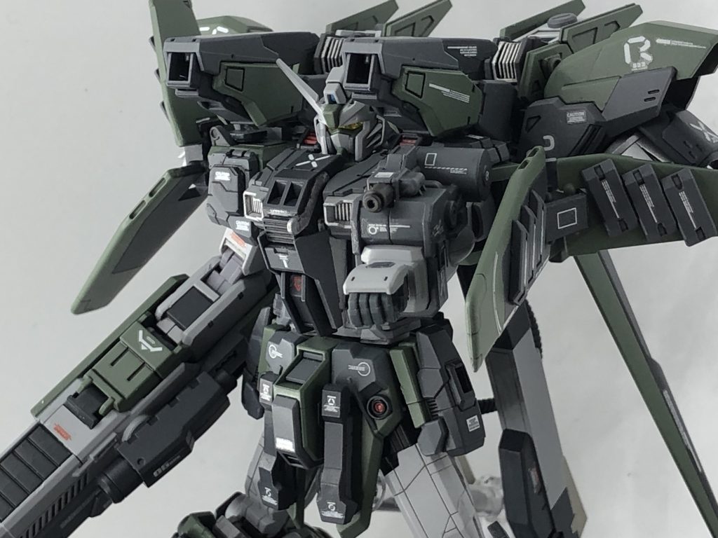 腕部速射砲腕部ビームサーベルを外し、新たに追加されたドラムマガジン式の速射砲です。