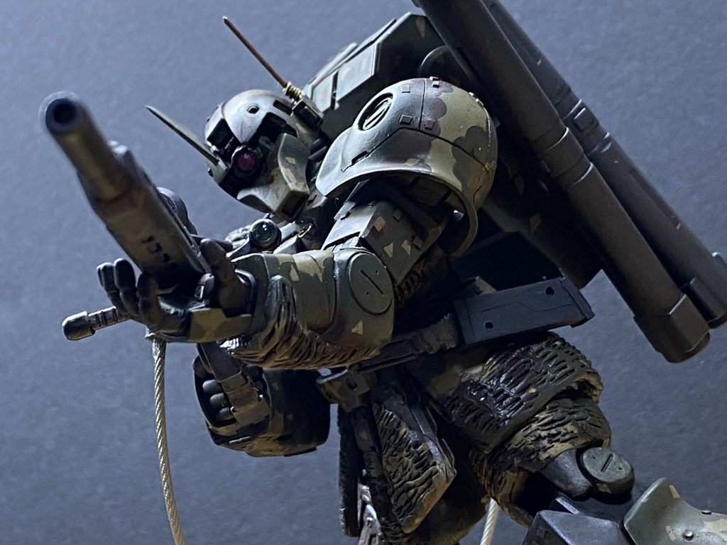 塗装のため戦車の調べてた時に見つけたツィンメリット装甲。吸着地雷なら宇宙世紀にあんじゃんという事で採用っ!上の妄想にあるように甲兵も使うかも?という事で下半身としたからの投擲を考慮して胸の下あたりまでコーティングしてます。最後少しパテが余ったので、攻撃されるとあんまりよろしくない右肩にもコーティングしました。