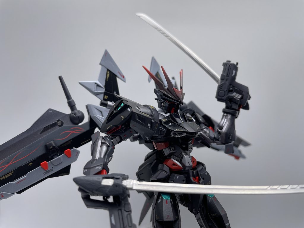 ソードピストル構えポーズ②刀身のホルダーはプラ棒・プラ板でフルスクラッチしましたピストルとの接続はネオジム磁石を採用しているので360°ぐるぐる回せます