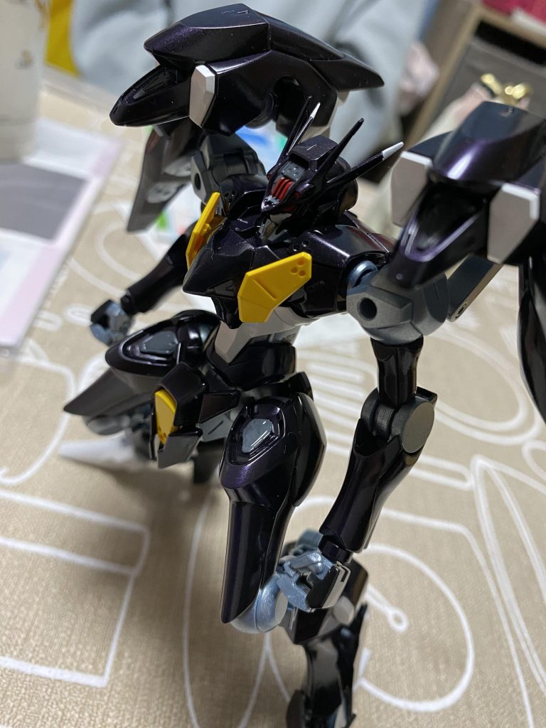 艶消しを吹く前。今回はウィノーブラックの上にメタリックパープルとグラファイトブラックを混ぜたものを吹いて、そこにクリアーブラックを吹くなんちゃってキャンディ塗装から艶消しを吹いてみました。良い質感が出てくれて満足！