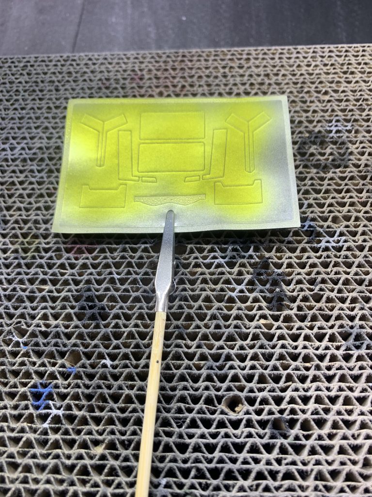 ワンポイント工夫として既存シールが普通の黄色だと野暮ったいのでメタリックイエローにするため、黒サフ→シルバー→メタリックイエローで。綺麗に問題なく貼れるからおすすめ。