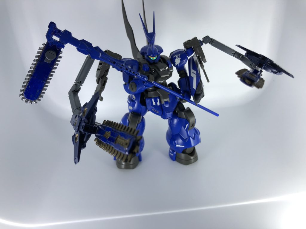 肩アーマーはサブアームを展開する事により中距離戦にも対応してます