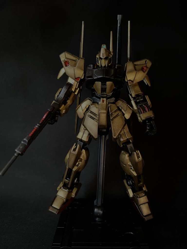 百式はカラーが派手なのに渋さがあって、ぱっと見のクワトロ大尉のイメージにきれいに重なってて良いですよね！良く知ってくると情けなさが見えてくる所も◎