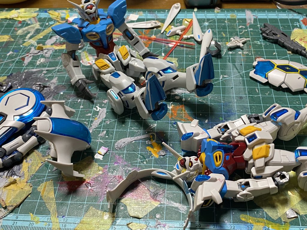 改造前に一通り、パーツを分けております。実はパーフェクトパックはメルカリでジャンクパーツとして入手しました。なので、リフレクターのエフェクトパーツはありませんし、一部塗装済みでした。今じゃ新品で入手するのが難しいので、しょうがない。シールが貼ってあった部分は洗剤や紙やすりで粘着部分を落とし、塗装が失敗している部分は普通に落としました。