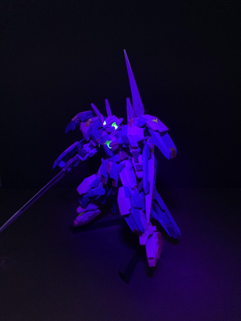 無色で赤に発光する塗料でトランザムを表現したかったのですがいまいち発光せず(^_^;)