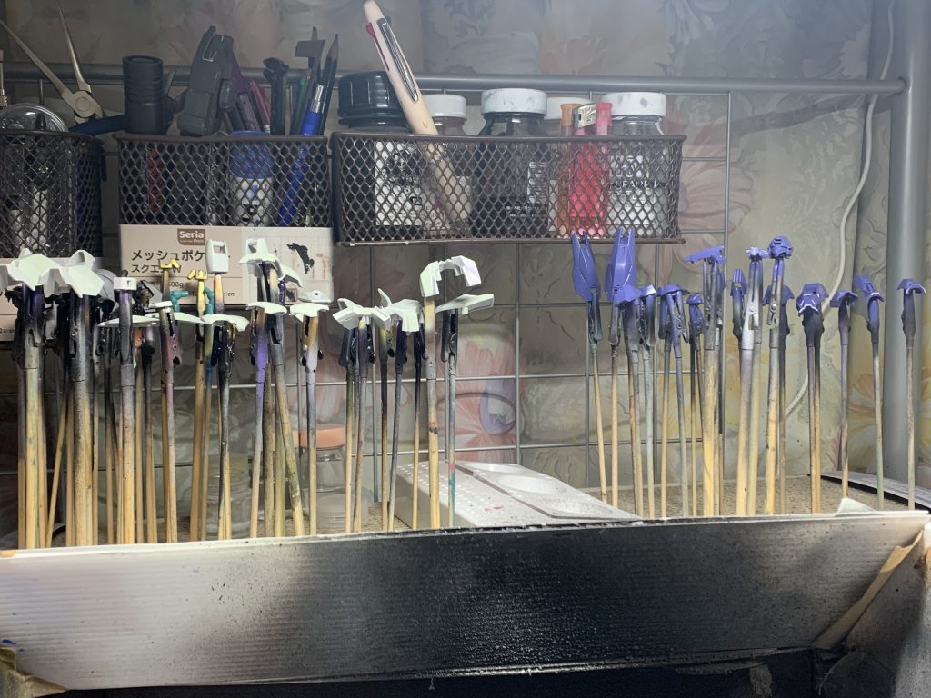 パール塗装前の写真。右側の紫のパーツは塗装したけど、後々パール吹いたら青が際立つ感じになった。まあこれはこれでヨシとしよう