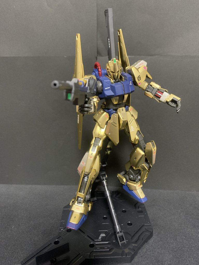 百式らしいゴールド感が好きだったので、基本カラーはそのままに、アクセント的に塗装しました。シルバー部分はガンダムマーカーシャインシルバー、胸部はガンダムマーカーティターンズブルー、足底の赤もティターンズブルーに。内部機構はつや消しクリア、バーニア部をガンダムマーカー蛍光ピンクです。