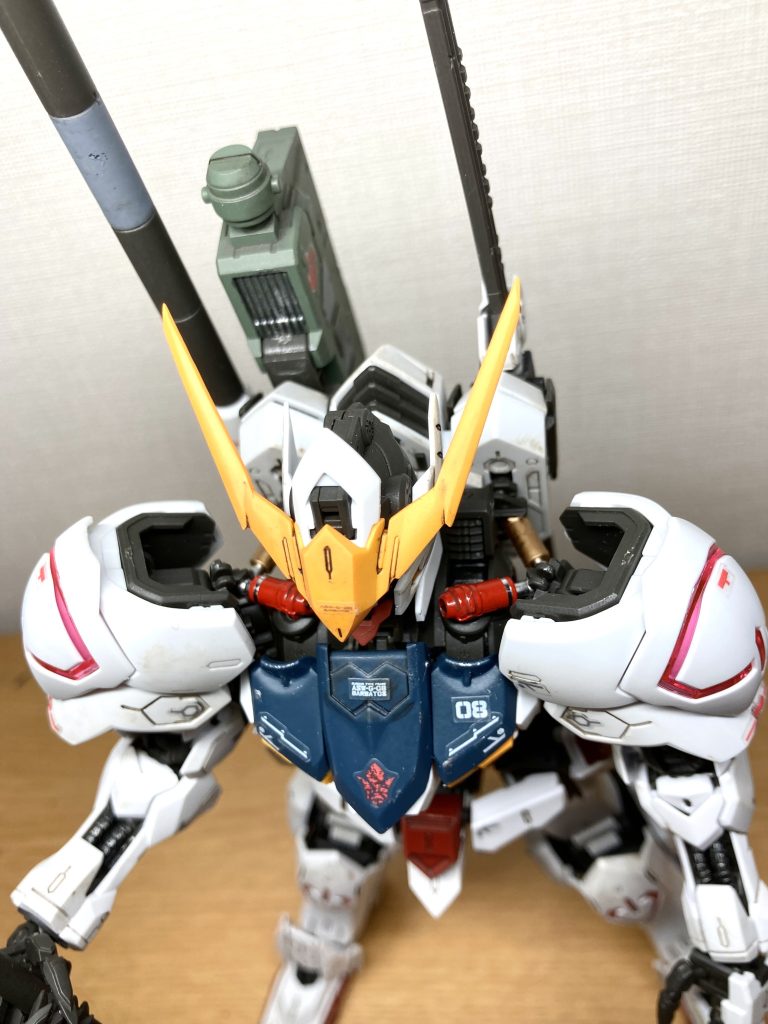 肩や胴、足首などの各所にあるシリンダーがデザイン上のアクセントになっていると思いますので、赤やゴールドなどで塗り分けました。またMG νガンダムver.kaのアルミシールの余白部を細く切り出して、赤のシリンダーに巻くように貼りました。