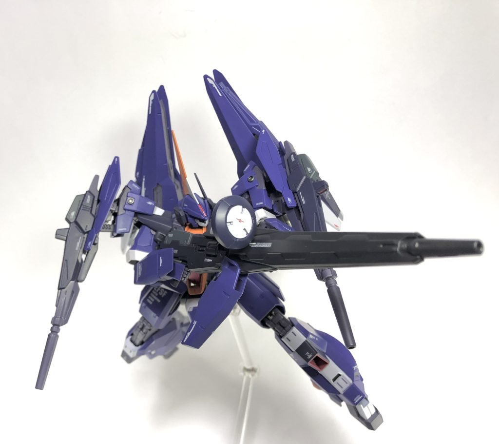 メイン兵装はロングレンジビーム・ライフルと肩部ビーム・ライフル。