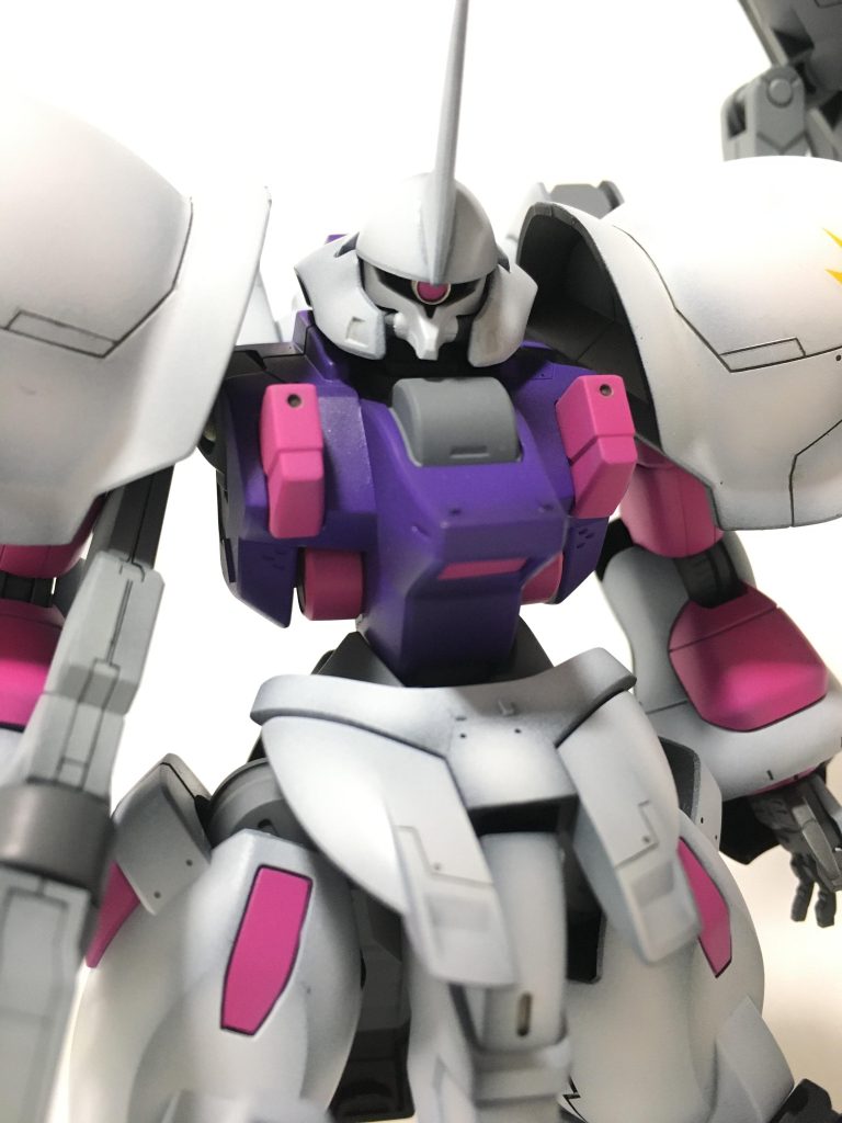 頭部はずっと使い所が無く持て余していたガーベラテトラのものを使用しました。ダリルバルデといえばツノでしょってことで、ツノも生やしておきました。モノアイは金属パーツを組み合わせています。キリッとした好みの顔にできて満足です。