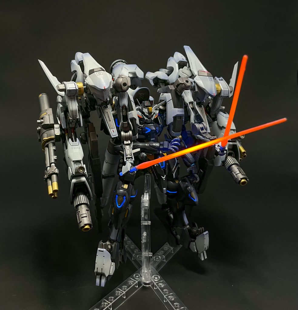 隠し腕肩上部から展開するサブアーム内部に収納したビームサーベルを使用可能