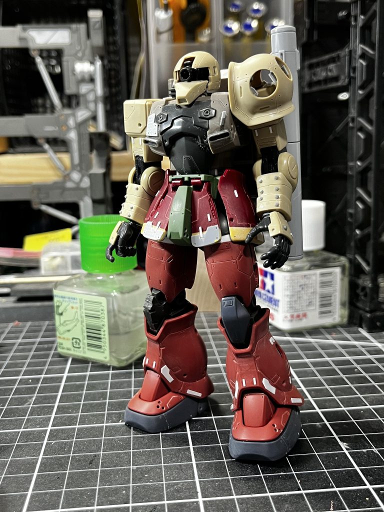 サフ前の前身ですかね、確か。オリジンのスカートが短すぎて、なんかちょっとワカメちゃんみたいだったので、プラ板とエポパテで延長しています。エポパテは自作のドライブースで温め、硬化させるんですが、長い時間ほっといてしまい、プラが一部溶けるという悲劇に見舞われました。そんなわけでふんどし部分など、一部違う色のパーツがあります。(年末に届いた、ドアン専用ザクの余剰パーツでなんとかなりました。ありがとうドアン!!)