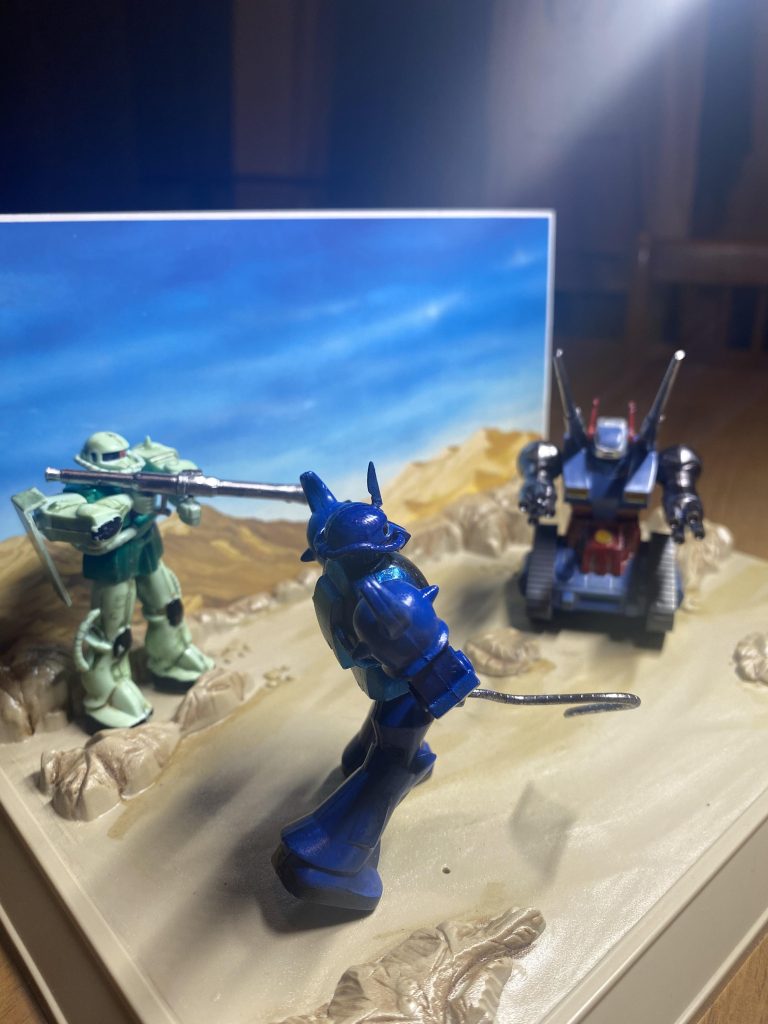 グフの右手は設定変えておとなしめに下向きにしました。