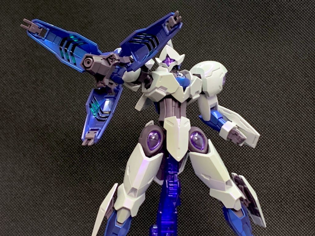 各装甲のホワイト部分には紫のパールを、紫の部分には青めの紫で全塗装したあとに、青のパールをそれぞれ吹いてます。