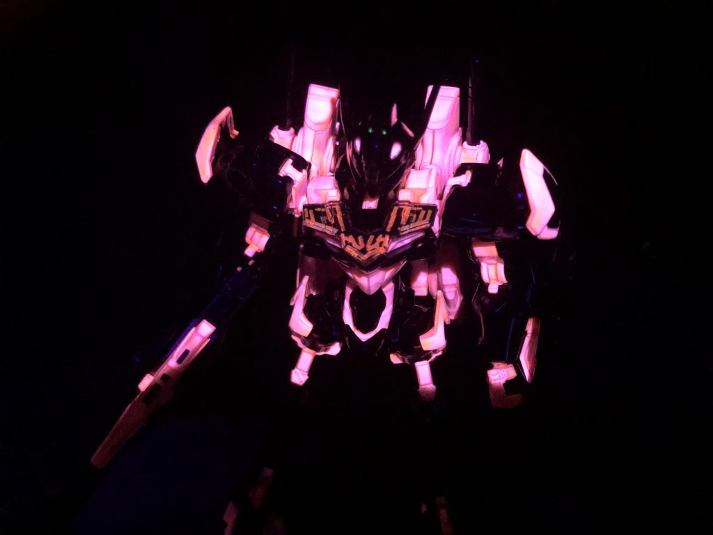 胸部分もUVライトで光るように、ホロシールを蛍光クリアレッドで塗って細切りにして貼り付け。ぱっと見は良いのですが。。。