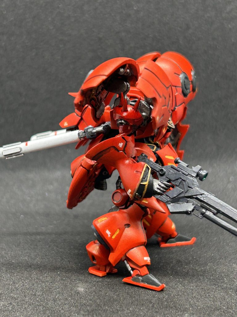 ほぼ見えませんが、シナンジュに似せるため、肩のトゲトゲの装甲とその下に付いてるバーニアも増設しました。見えないの悲しい。