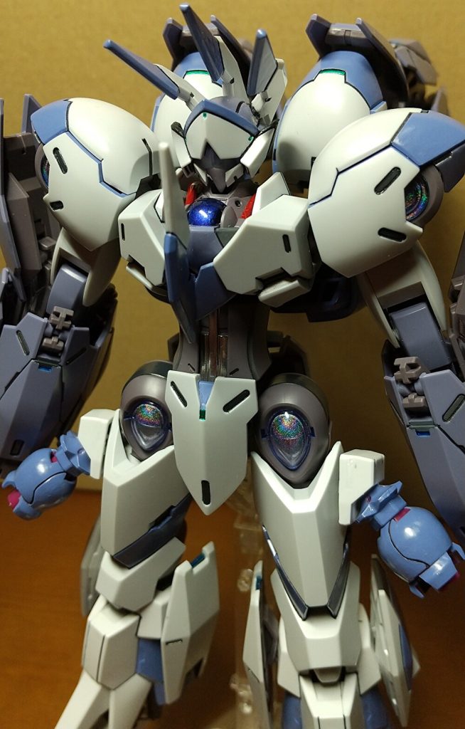 ローゼンエリスミカエリスのビームブレイサーは強力な武装…だがミカエリス自体の戦闘能力やビームブレイサーを損失した際の戦闘能力の大幅な低下など問題点があった。その問題点を(力業で)緩和するため開発されたのがこのローゼンエリスである。