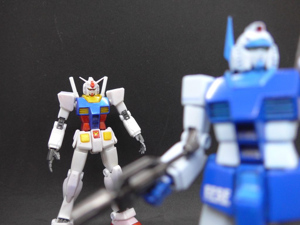 (E)で、MCの方は？(P)あんなもん誰がまともに操作できるんだよ？　アムロ・レイだって？　ほんとにあれに乗ってたってのか？　およそ人の操作する代物じゃねぇよ。(E)俺たちは開発した機体は納品先を間違えたってことか・・・。