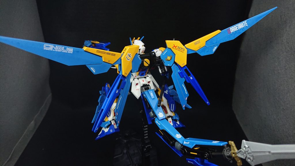 フェニーチェリナーシタの翼を装備するために、シュバルツリッターの余剰パーツにMSGのジョイントセットBを合わせてオリジナルのバックパックを作りましたストライクに装備するためバックパックの中心に3㎜の穴を空けて、程よい長さに切りだしたランナーで接続しています