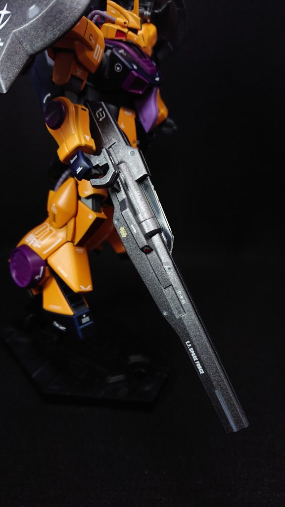 重量感のある機体なので両手持ちの武装を持たせたく考えアリオスのGNキャノンを装備させました