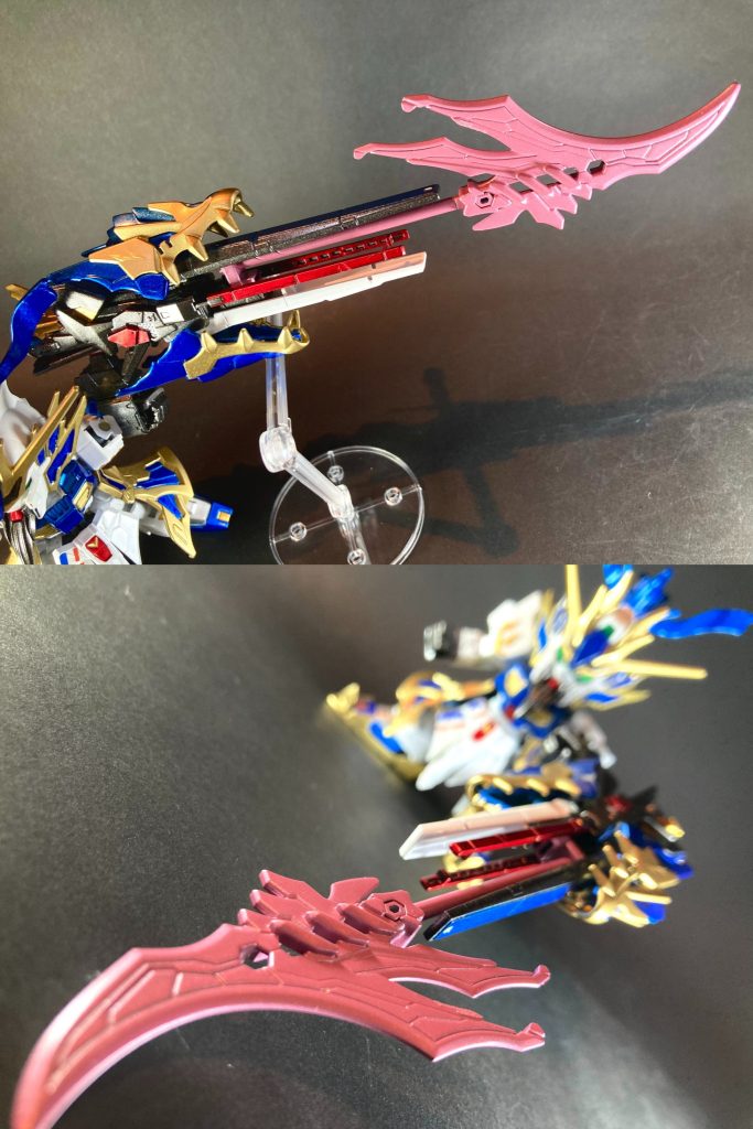 こちら偃月刀状の武器展開は、福岡νガンダムPVの福岡サザビーとの激アツ一騎討ち映像で確認出来る、ロングレンジフィンファンネルから出力されるドデカビームサーベル状モチーフの青龍偃月刀です。ドデカすぎて横薙ぎ時は支柱が必須、振り上げ時は辛うじて自立しますが安定のため足裏接地増強シューズを履きます。