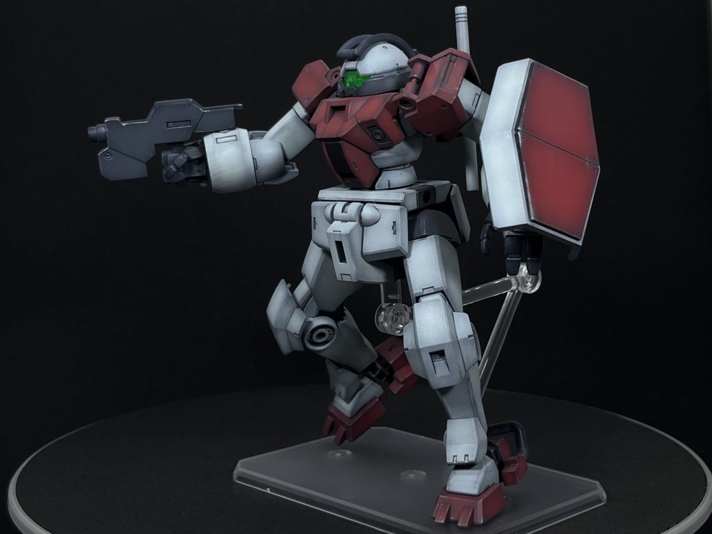 ・デミキットのままでジムカラーに塗装しました。黒立ち上げで、赤は水性サーモンピンク、白は水性ホワイトグリーンでグラデ塗装してます。