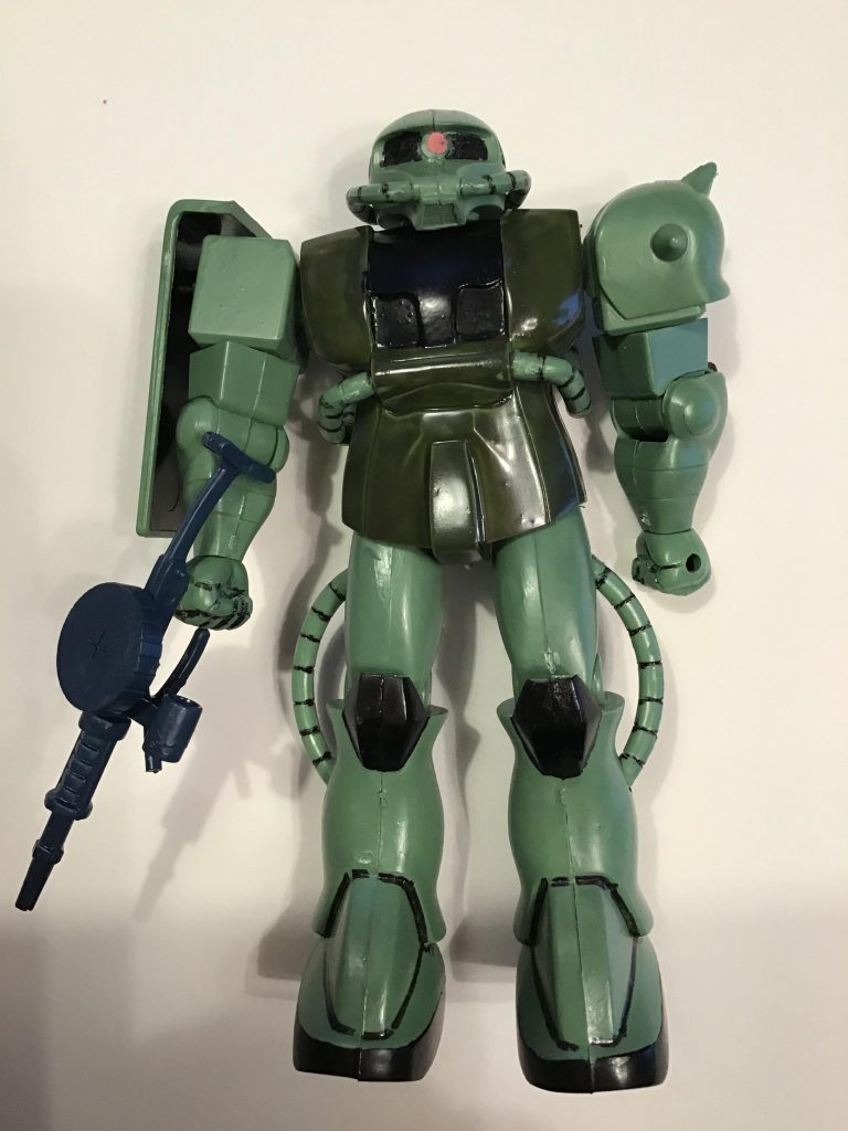 全塗装しても、3時間ほどで完成しました。HGのようなリアリティや緻密さはありませんが、まるでブリキのおもちゃのようなロボット感とレトロな雰囲気が漂っています。