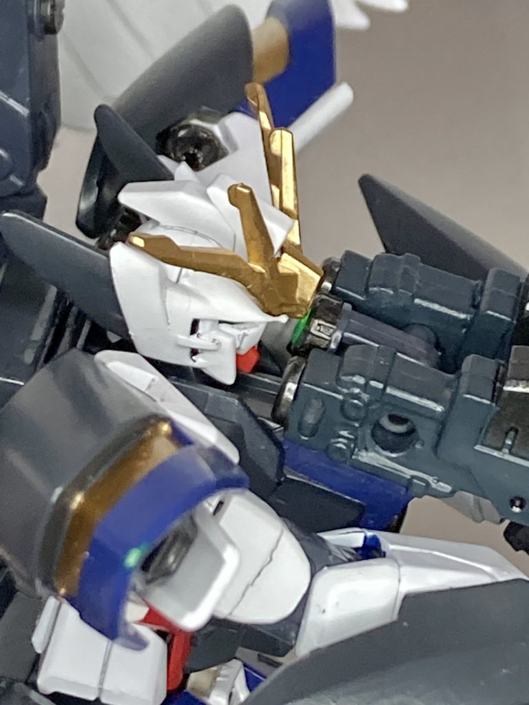 ゼロカスといえば、ツインバスターライフルの連結機能は絶対に必要です。本家の方は平面で合わせやすい形状ですが、今回のテルティウムアームズのロングビームライフルは楕円形をしており、ネオジム合体するには双方の接合面を極力平面にしないと整合性も取れないし、盛り過ぎると副翼に懸架する時の重量の事も考えないといけなくて作業が難航する事に。最終的には直接連結は諦めて、T字ジョイントパーツでライフル後部の3㎜穴で連結する方式にしました。バード形態や大気圏突入モードで翼にマウントする為にライフル後部3㎜穴は活かす事は必須でした。しかし元のパーツのままだとパーツ強度が無さ過ぎてヒビ割れてしまったので、ジャンクパーツで補強してます。そんな訳でただでさえ全長が長くなってしまったので、ラストシューティングポーズでライフルを構えるとツインアイを覆い隠すほどになってしまっています。仕方ないのでT字ジョイントパーツにサイトレンズを付けてガンサイト風にしました。(額のメインカメラがあるから一応大丈夫かなと…)