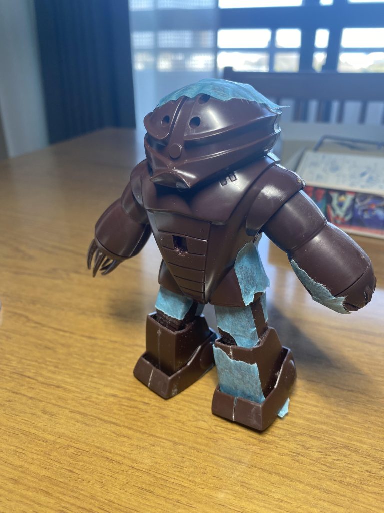 仮組状態。まだカットしてないので脚は開かない。