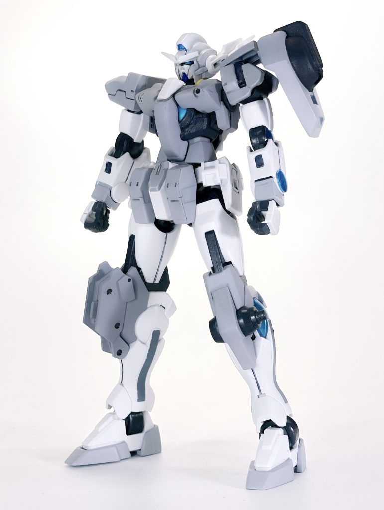 特徴的な胸部のレンズは、ダブルオーの胸部を元に、エクシアの脚部GNコンデンサーのパーツを埋め込みました。