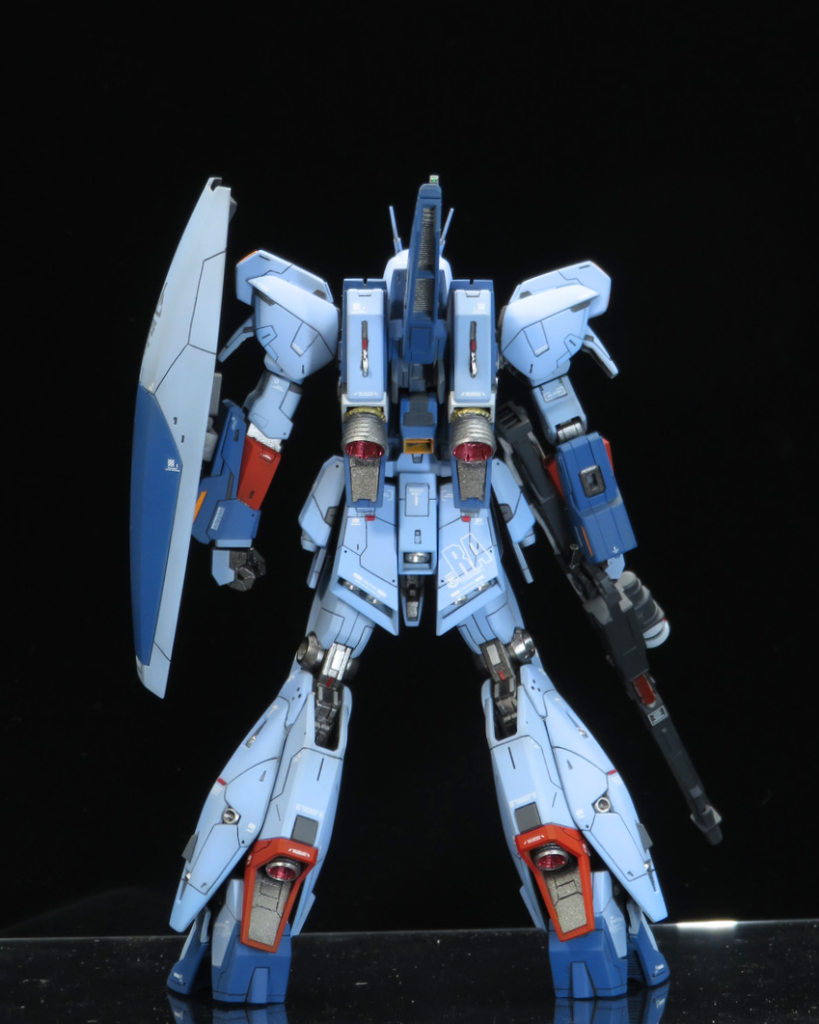 HGリガズィをベースに、頭・腕・胸・腰・スタビライザーはゼータを使用してます(ほぼゼータやないかーい)更に、全身にスジ彫りとプラ板でディテールアップを施し、RGにも見劣りしない情報量を詰め込めたと思います。