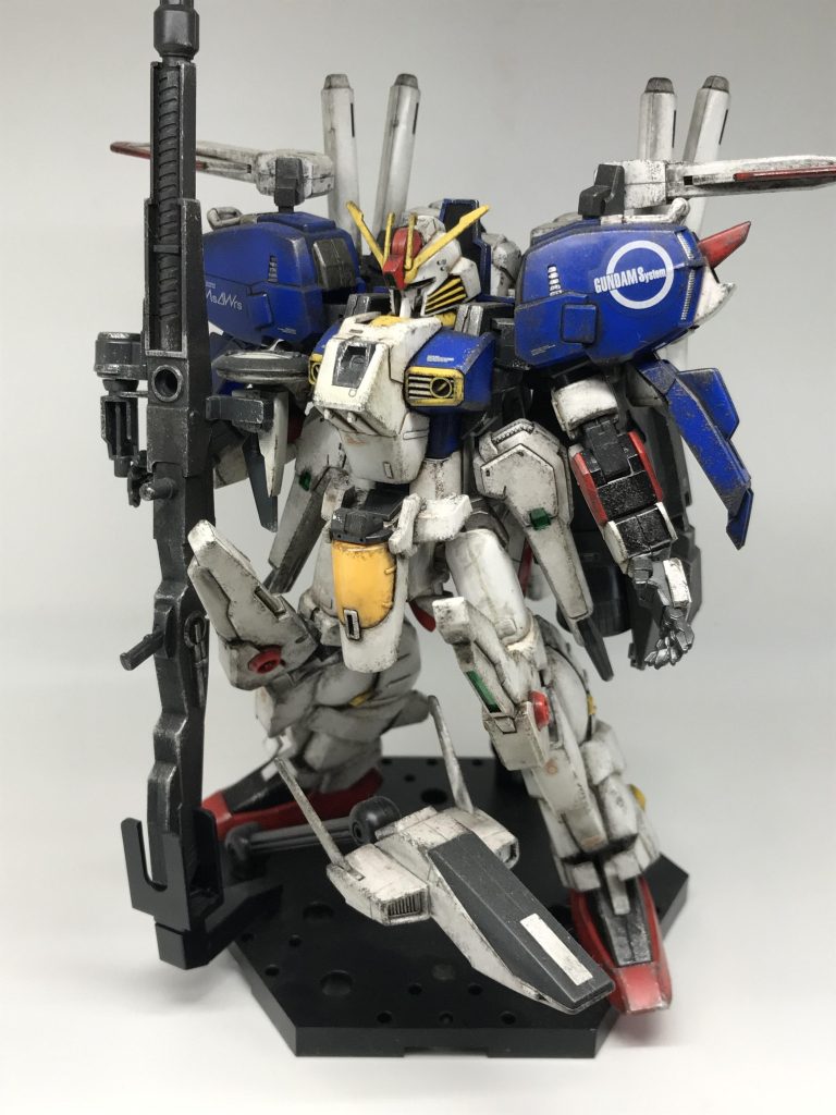 無塗装と謳ってるけど…これ一部塗ってますね…腕とか足の甲とかの黒部分😅あと黄色部分もかな？かなり色が足りなかった記憶しかもまだプラカラー（今プラカラーとは言わないか…）を数色しか所持してない頃なので、ミッドナイトブルー部分を真っ黒なガンダムマーカーブラックで塗ってるwww