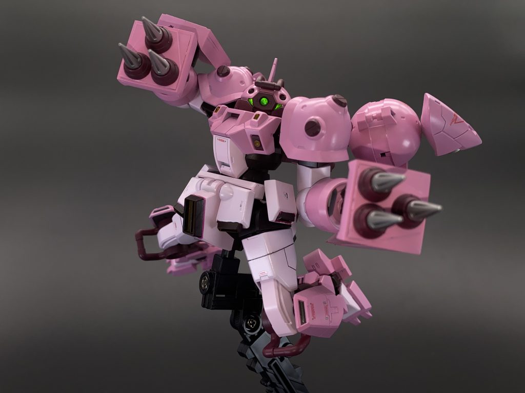 最後に信頼できるのはやはり拳。スパイクシールドを両腕部に装備しており、シールド裏にブースターが内蔵されているのでスペーシアンに必殺の右拳で鉄拳制裁を喰らわせることができます!シールド部には「必殺」と「天誅」のマークが施されています。