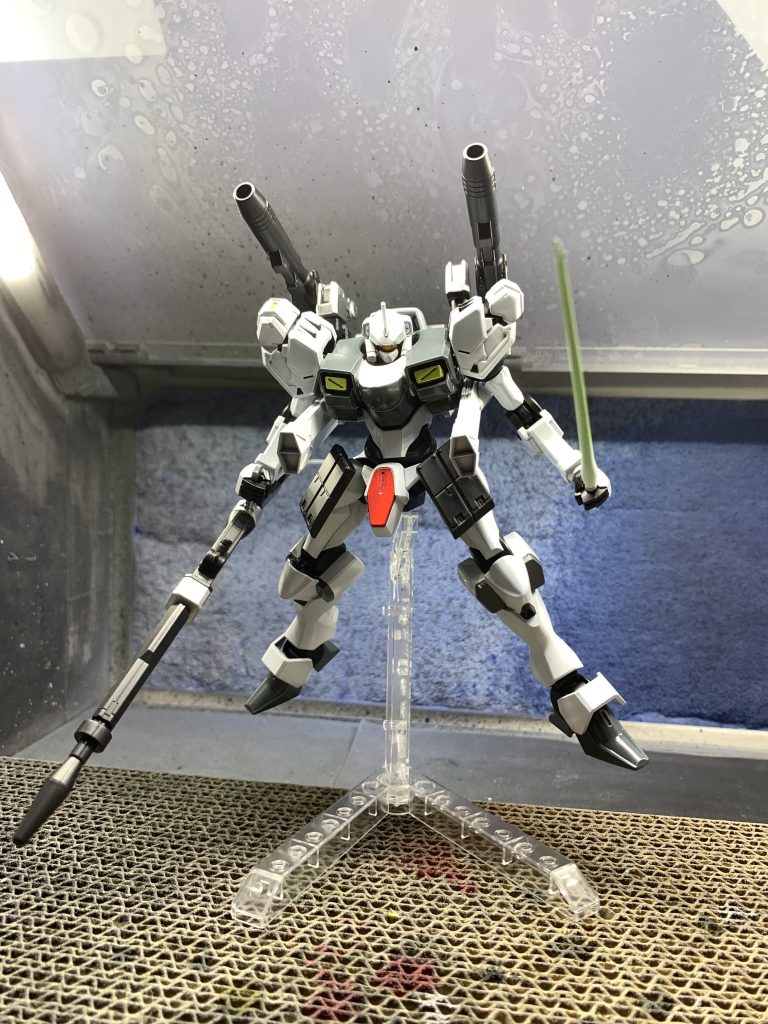 武器はチュチュ専用機のライフル肩パーツはRGνガンダムのを移植バックパックのランチャーはビルドパーツのやつを使ってます。根元は丁度いいのがなかったのでMSG品を流用元々のザウォートのバックパックのスラスター？は腰に移設。