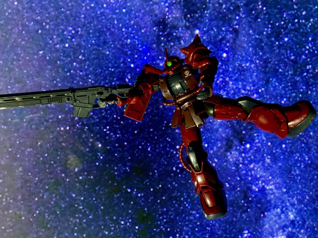 「ん? 残弾イチか…。」というのがoriginのオープニングにありましたので天の川銀河を背景に撮ってみました。実戦では何かの爆発の明かりに照らされてMSの姿が見えたのなら、それはかなり恐ろしいです。 