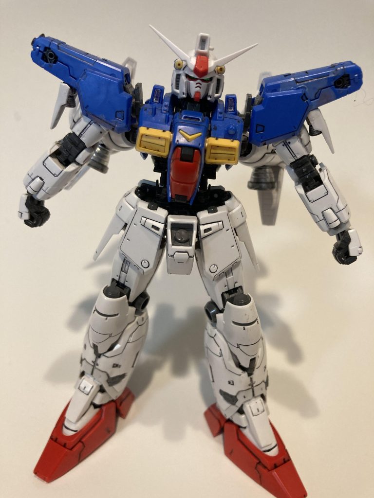 私は携帯で撮影しています。背景はグラペ。携帯のカメラは近距離では魚眼レンズパワーがですぎます。この写真は携帯を正立して撮りました。レンズはガンプラの顔ぐらいの高さに。