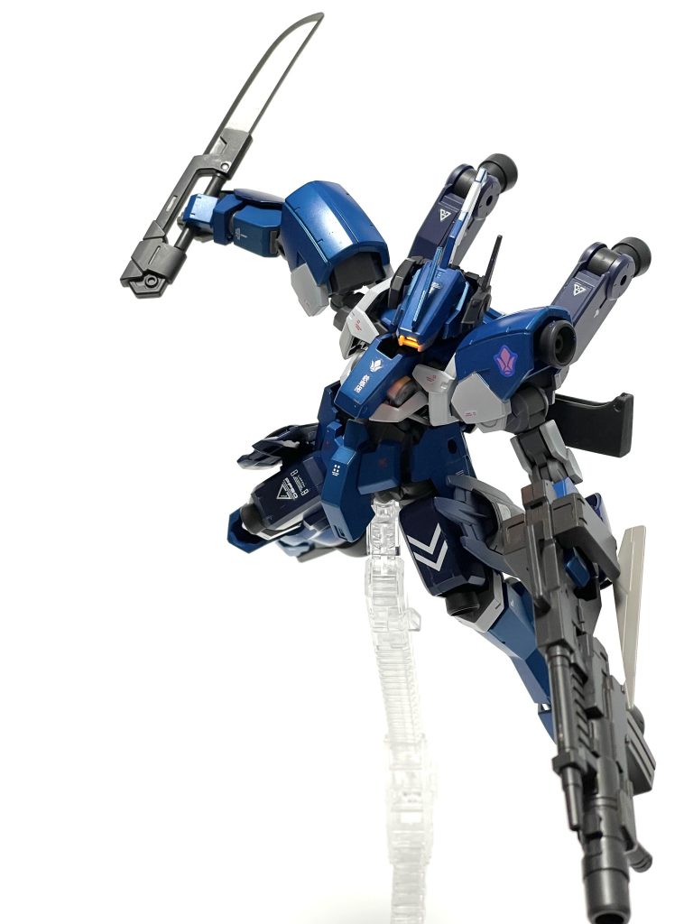 高速で巡航しながら砲撃する想定の機体ですが格闘兵装もあります。グレイズのアックスではなくテイワズの百錬ブレードを採用。劇中でグレイズアックスをカチ割ってたシーンが印象的ですね。