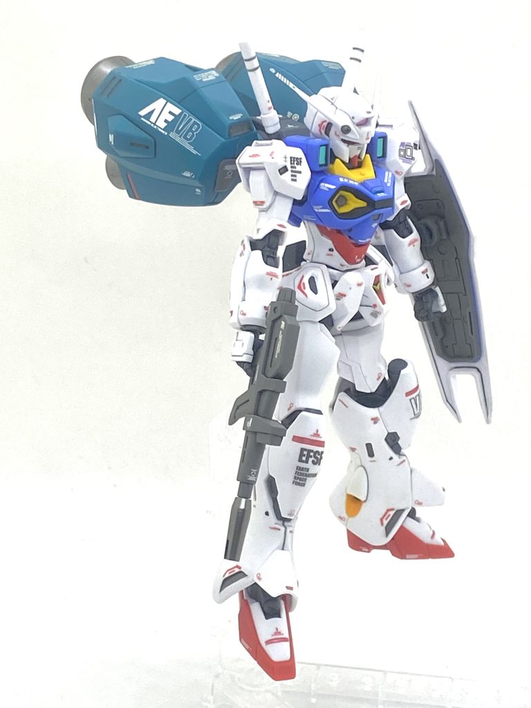 もちろん追加ブースター装備型も再現できます。自立できないのでお尻にある穴に台座のピンを刺しています(笑)。