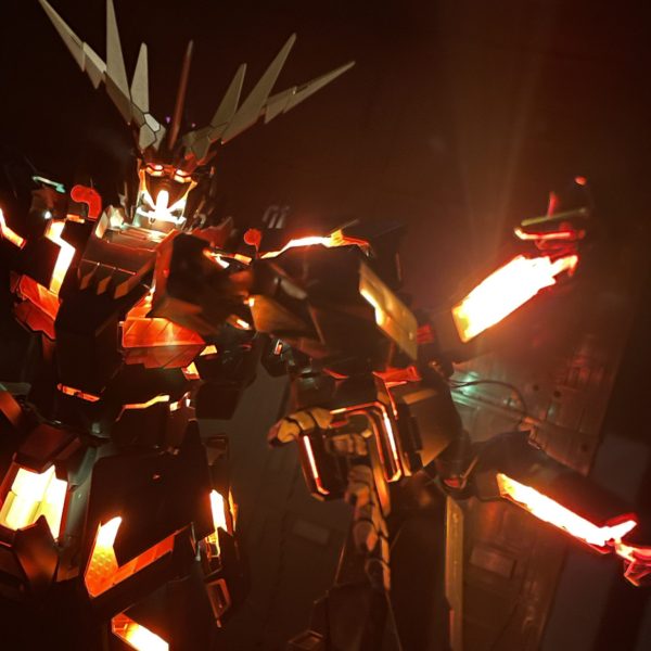 バンシィ　アームドアーマー炸裂　