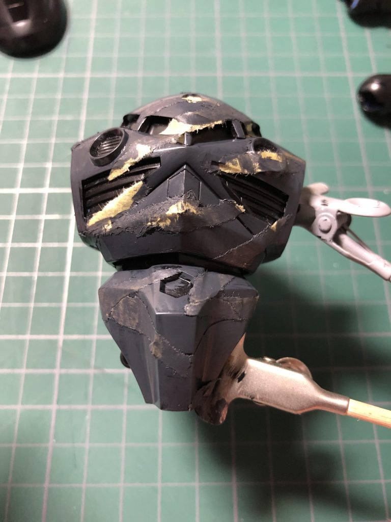 迷彩塗装は参考にさせていただきました。下地色 黒サフ適当にマスキングテープを裂き、貼り付けて、一色目ファントムグレーを塗装。乾燥後、更にマスキングテープを貼り、二色目ニュートラルグレーを塗装。3色目は、筆塗りで白を塗装。