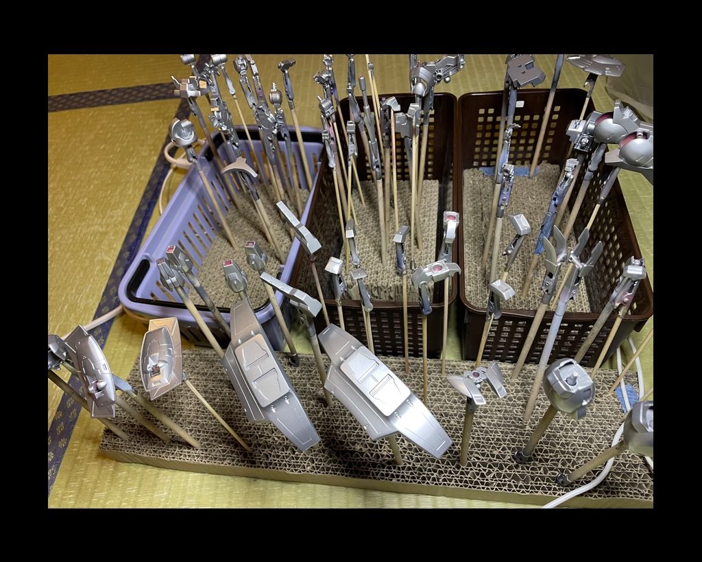 Mr.カラーの8番銀を使って下地を吹き付けました。